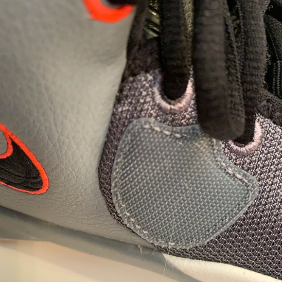 Nike Boys Flytrap Gray Basketball shoes-size 5 - Picture 16 of 16